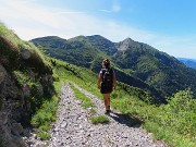 16 Il sentiero diviene stradetta con vista in Cime Foppazzi e Grem